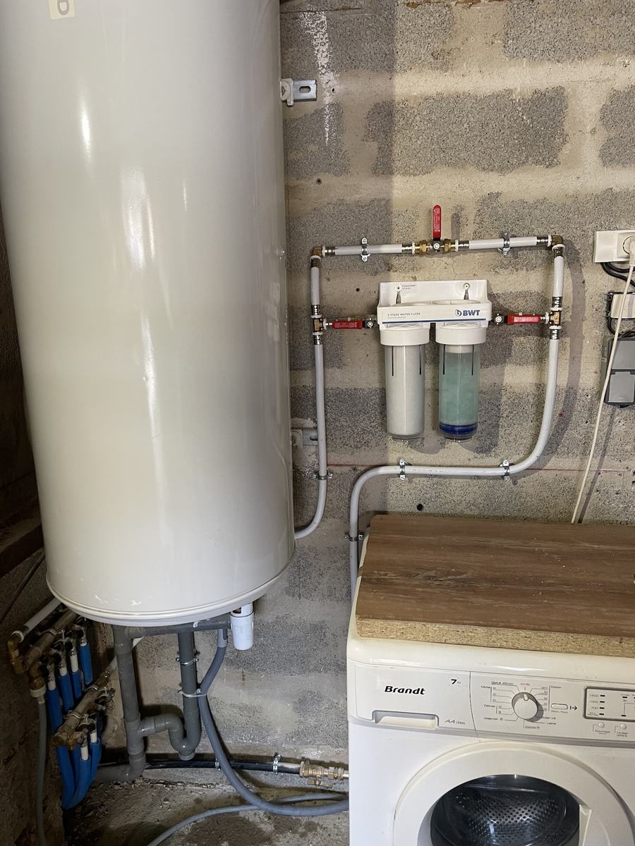 Chauffe-eau et double filtration dans un local technique