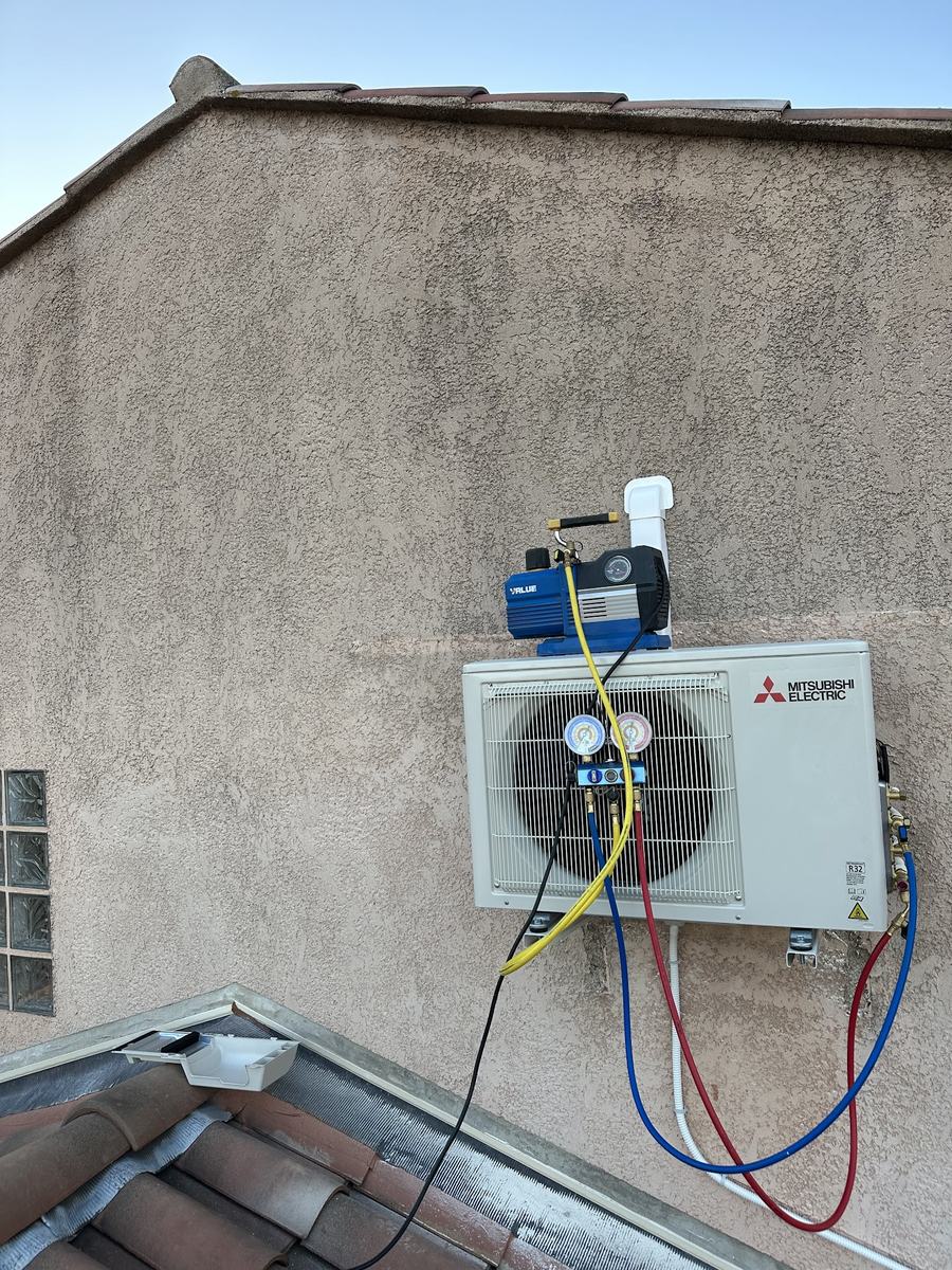 Mise en service d'une climatisation avec manifold de charge et pompe à vide