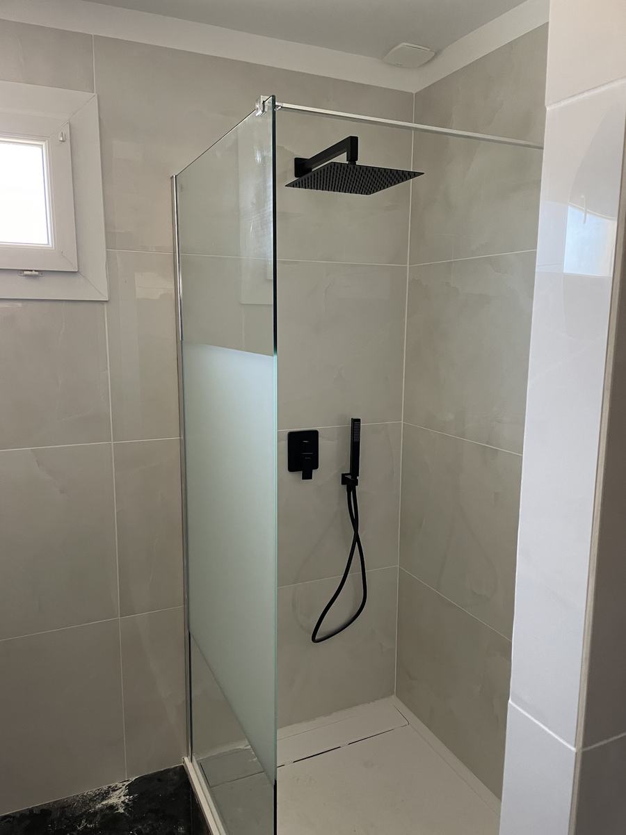 Douche à l'italienne et robinetterie noire