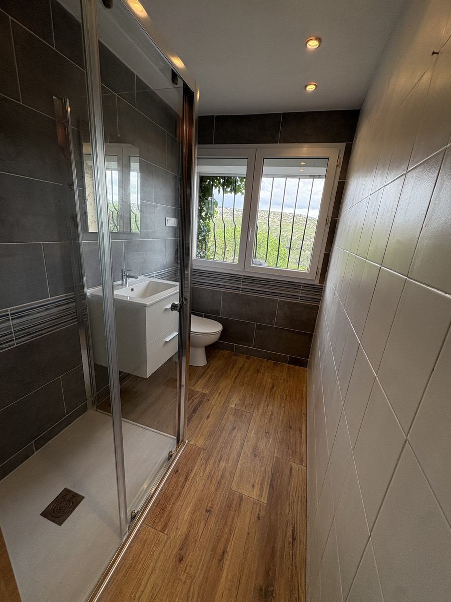 Salle de bain complète, sol imitation bois