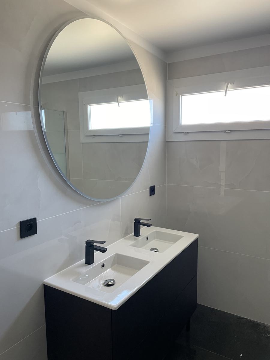 Vasque noire et miroir rond